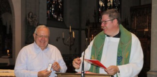 Kreisdechant Daniel Schilling (r.) und der ehrenamtliche Vorstand Rolf Theißen. Foto: Caritas