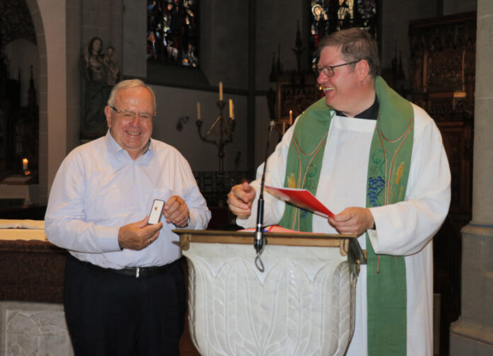 Kreisdechant Daniel Schilling (r.) und der ehrenamtliche Vorstand Rolf Theißen. Foto: Caritas