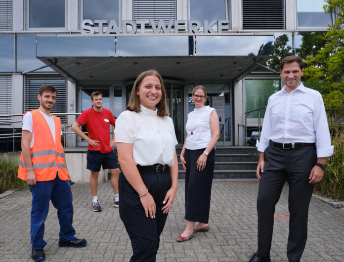 Waldemar Ljubin, Matti Lauing und Celina Höveler, Verena Hild, Bereichsleiterin Organisation bei den Stadtwerken Ratingen sowie Stadtwerke-Geschäftsführer Marc Bunse. Foto: Stadtwerke Ratingen