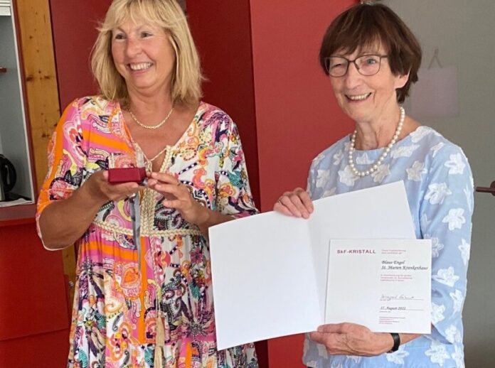 BEK_Übergabe_Zuschnitt Überreichung des SkF-Kristalls: Ingrid Symmank (Blaue Engel St.-Marien-Krankenhaus) und Gisela Porten (SkF e.V. Ratingen). Foto: SkF