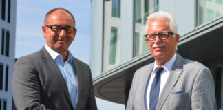 Thomas Schulte wird von Landrat Thomas Hendele als neuer Abteilungsleiter Polizei der Kreispolizeibehörde Mettmann begrüßt. Foto: Polizei