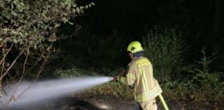 Einsatz in Hösel: Ein Brandschützer bei Löscharbeiten in der Nacht. Foto: FW Ratingen
