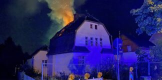 In der Nacht zu Freitag ist ein Feuer in einem leerstehenden Einfamilienhaus ausgebrochen. Foto: Polizei