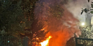 Die Holzhütte stand nahezu in Vollbrand. Foto: Polizei Heiligenhaus