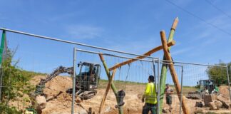 Der Spielplatz im Combergpark wird neu gestaltet - hier noch mit Bauzaun während der Arbeiten. Foto: Kreisstadt Mettmann/Archiv