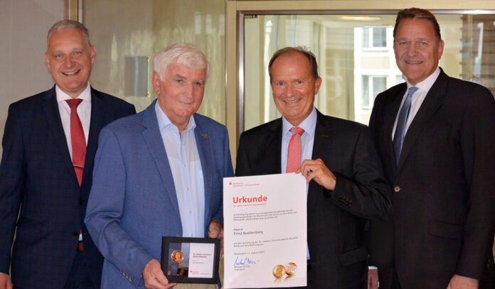 Professor Svend Reuse (Vorstandsmitglied Kreissparkasse Düsseldorf), Preisträger Ernst Buddenberg, Michael Breuer (Präsident Rheinischer Sparkassen- und Giroverband) und Christoph Wintgen (Vorstandsvorsitzender Kreissparkasse Düsseldorf). Foto: Sparkasse