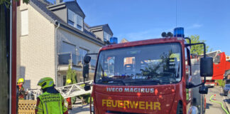Die Feuerwehr vor Ort im Einsatz. Foto: Feuerwehr Heiligenhaus