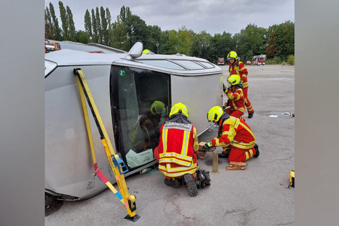 Die Einsatzkräfte übten die Rettung einer eingeklemmten Person aus einem Unfallfahrzeug. Foto: Feuerwehr Heiligenhaus