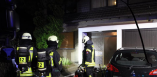 Einsatzkräfte der Feuerwehr vor einem Mehrfamilienhaus. Archivfoto: Feuerwehr Mettmann