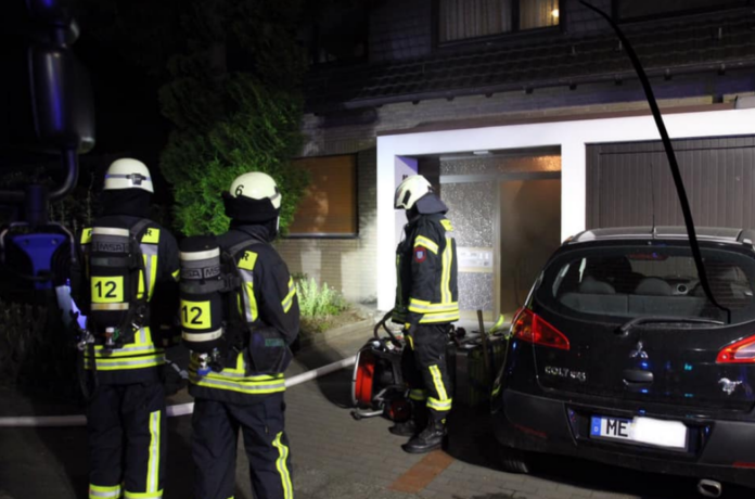 Einsatzkräfte der Feuerwehr vor einem Mehrfamilienhaus. Archivfoto: Feuerwehr Mettmann