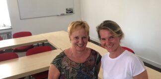 Die Live-Übertragung des Expertendialogs wird begleitet von den VHS-Mitarbeiterinnen, Charlotte Fischer-Simon und Britta Jansen. Foto: VHS