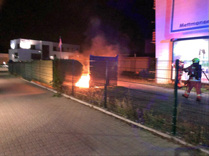 Eine brennende Mülltonne an der Heidestraße in Velbert. Foto: Polizei