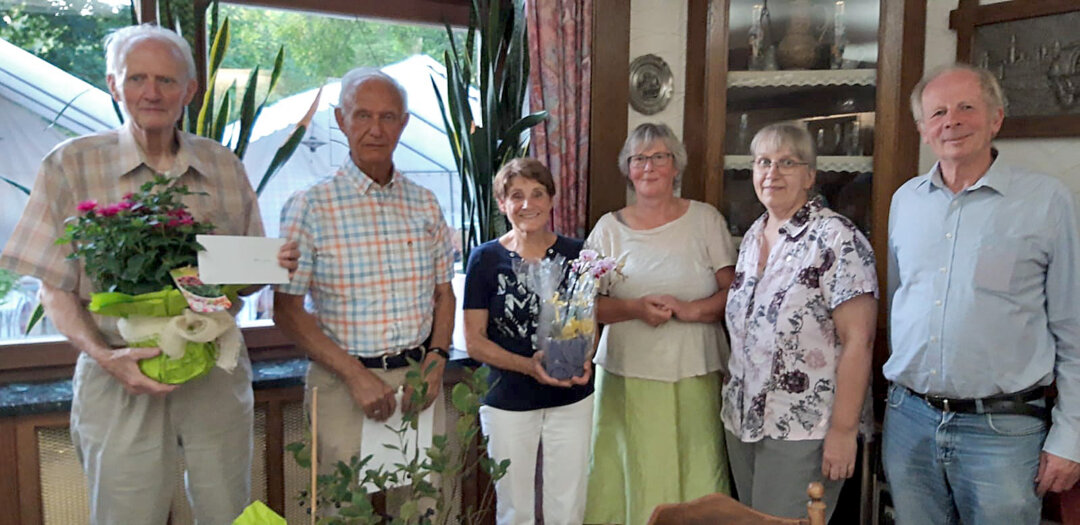 Der neue und alte Vorstand der Gartenbauer beim Gruppenbild: Günter Lipka, Gerd Plein, Frau Plein, Gabi Geulen-Naujoks, Christina Sperling und Armin Doll. Foto: privat