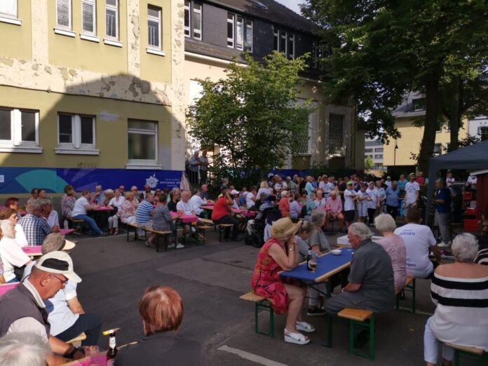 Kulinarisches und Gesellschaft gab es beim Sommerfest der BSG Ratingen. Foto: Verein