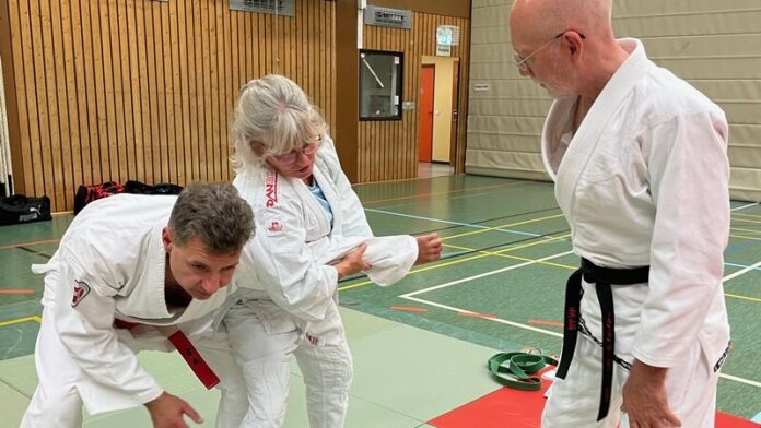 Shiruba-Training beim TV Hösel unter Anleitung von Jürgen Wiediger. Foto: Verein