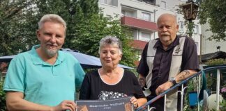 Der erste Kalender für 2023 ist da: F. Thomas Müller, Rosi Stöcker und Peter Klückmann haben ihn - im Garten des Restaurants Makedonia an der Goethestraße - vorgestellt. Foto: Kling