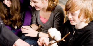 Kinder mit Baumwolle. Foto: LVR-Zentrum für Medien und Bildung