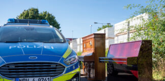 Wegen Überladung mussten zwei Klaviere von einem Kleinlaster vor Ort abgeladen und zurückgelassen werden. Foto: Polizei