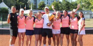 Die erste Damenmannschaft des Netzballvereins freut sich über die gewonnene Niederrheinmeisterschaft und den damit verbundenen Aufstieg in die Regionalliga: Team-Manager Thomas Ihlo, Anna Schubries, Mannschaftsführerin Lauren Wagenaar, Evelyn Altmaier, NBV-Chef-Trainer Mark Joachim, Shura Poppe, Bernice van de Velde, Cindy Burger und Ana Sovilj. Foto: NBV