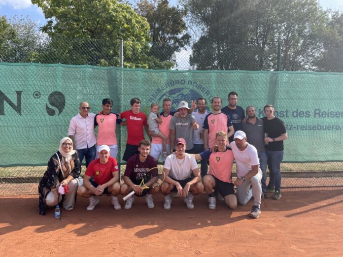 Die zweiten NBV-Herren hatten viel Unterstützung bei ihrem letzten Spiel der Saison beim TSC Hilden. Familie, Freunde und Trainer kamen alle mit und freuten sich zusammen mit dem Team von Mannschaftsführer Oliver Bodenröder (hinten in der Mitte, mit seiner Tochter auf dem Arm) über den 5:4 Sieg und den Aufstieg in die Verbandsliga. Foto: NBV