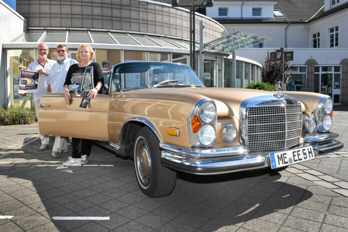 Auf strahlenden Sonnenschein, wie hier beim Pressefoto, hoffen die Oldtimertreff-Organisatioren, André Saar, Volker Kickert und Annelie Heinisch, auch am 11. September. Foto: Mathias Kehren