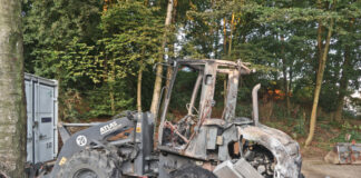 Das Wrack des Radladers auf dem Parkplatz. Foto: Polizei