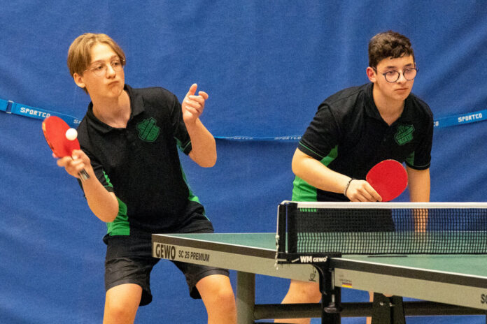 Die TTC-Jugendspieler, Riccardo Provinzano (r.) und Jonas Ketschau in Aktion. Foto: TTC/ Jochen Rabstein