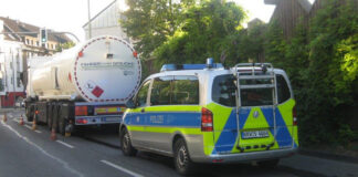 Die Polizei stoppte einen Tanklaster mit überhitzten Bremsen. Foto: Polizei