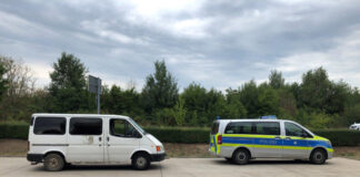 Verkehrsexperten der Polizei zogen einen maroden Ford Transit aus dem Verkehr. Foto: Polizei