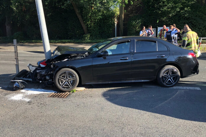 Eine Mercedes C-Klasse kollidierte nach einem Ausweichmanöver mit einem Ampelmast. Foto: Polizei