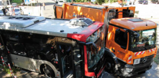 Ersten Erkenntnissen zufolge nahm der Fahrer des Müllwagens den Linienbus zu spät wahr. Foto: Polizei Düsseldorf