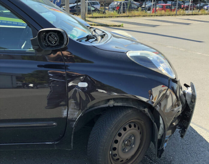 Der Nissan Micra wurde bei dem Unfall im Frontbereich beschädigt. Foto: Polizei