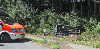 Die Unfallstelle an der Schmalenhofer Straße in Velbert in Fahrtrichtung des verunfallten Suzuki. Foto: Polizei