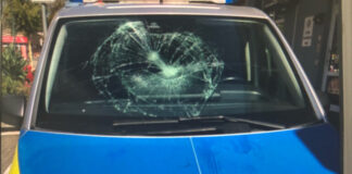 Der beschädigte Streifenwagen. Foto: Polizei
