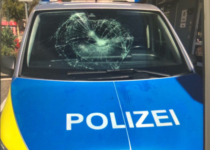 Der beschädigte Streifenwagen. Foto: Polizei