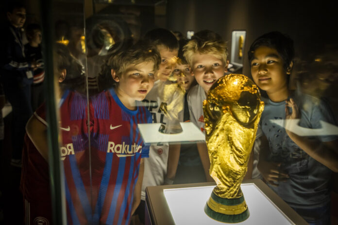 Der WM-Pokal aus 2014 kommt nach Düsseldorf. Foto: Deutsches Fußballmuseum/Stephan Schuetze