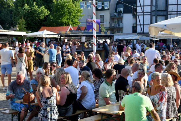 Hunderte Besucher zog es gleich am Eröffnungsabend zum Weinfest auf dem Platz Am Offers. Foto: Mathias Kehren