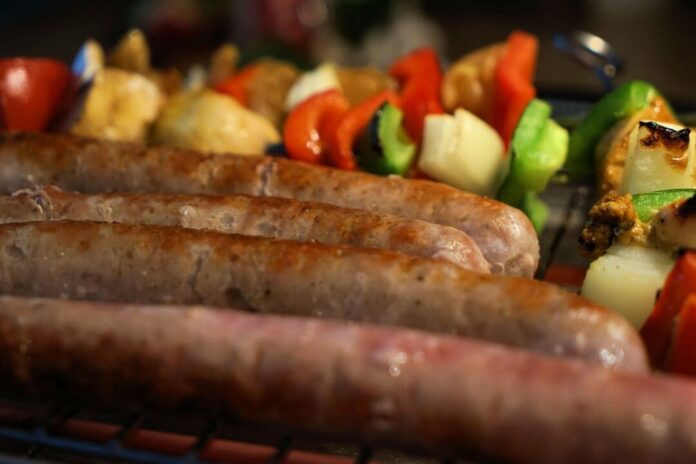 Unter anderem gibt es auf dem Sommerfest Leckeres vom Grill. Foto: pixabay