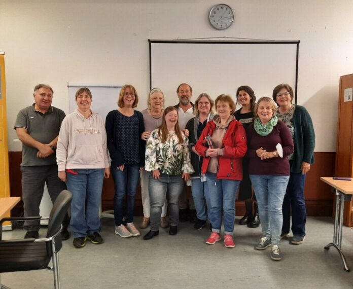 Mitglieder der Initiativgruppe zur Beiratsgründung: Sami Celik, TEV Ratingen; Nicole Jentzsch; Nicola Poßberg; Hannah Rennecke, Marion Höltermann, Manuela Holtum-Biesecker; hintere Reihe: Helli-Brigitte Kuklick; Arno Gobbetto; Christine Quandt; Christina Hundeshagen und Karin Keune. Foto: EUTB Vibra.