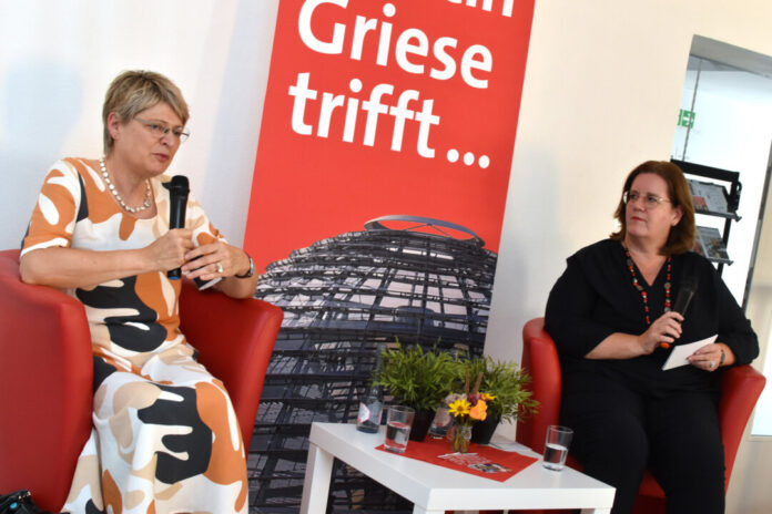 Gundula Roßbach und Kerstin Griese in der AWO Velbert. Foto: Büro Griese