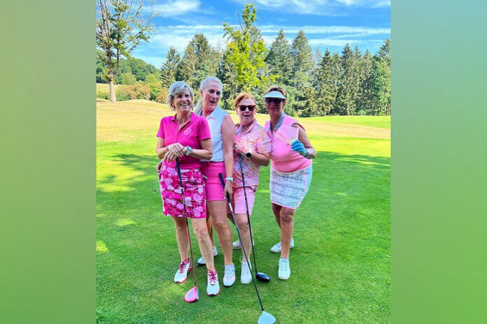Ungewohntes Farbspiel auf dem Golfrasen - ganz in Pink haben die Golfdamen vom Golfclub Gut Kuhlendaht am Pink Ribbon-Damentag teilgenommen. Foto: Rita Schlesier