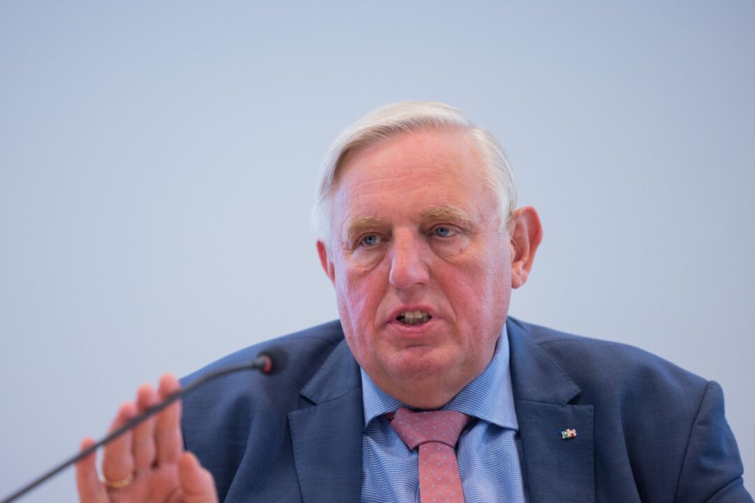 Karl Josef Laumann Karl Josef Laumann (CDU), Gesundheitsminister, spricht während einer Pressekonferenz.