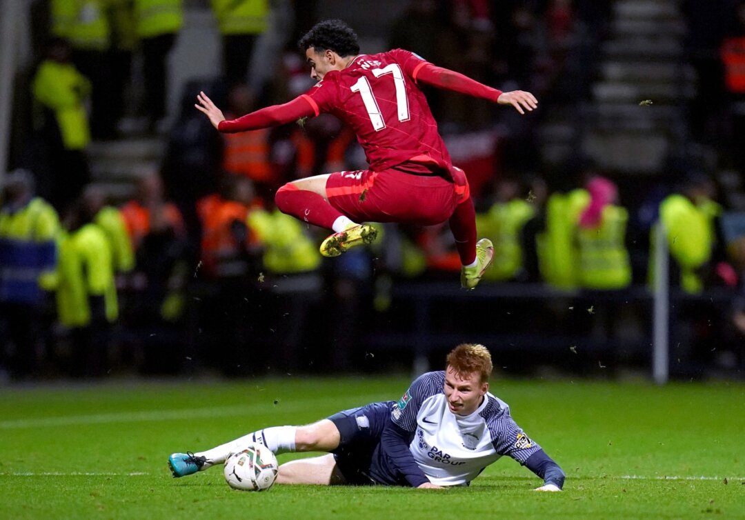 Sepp van den Berg Liverpools Curtis Jones (oben) und Preston North Ends Sepp van den Berg im Zweikampf