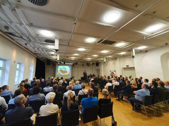 Voll war es beim Unternehmertreff. Auf der Bühne: Michael Groß. Foto: Stadt Velbert/Rulf