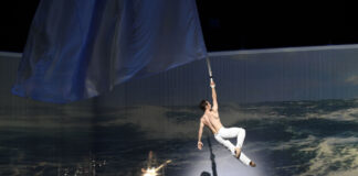Denis Untila in "Rock around Barock" - ein Ballettabend von Ben Van Cauwenbergh mit der Rockband Mallet im Aalto-Theater Essen. Foto: Bettina Stöß