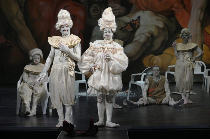 Fine Sendel, Alexey Ekimov, Trixi Strobel, Jan Pröhl, Sabine Osthoff in "Die Rundköpfe und die Spitzköpfe oder Reich und reich gesellt sich gern" nach Bertolt Brecht. Foto: Martin Kaufhold