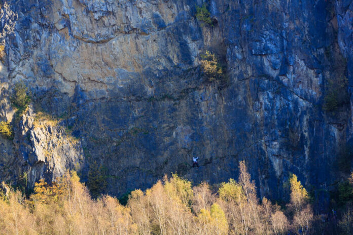 Am Ende fällt der Blick auf die 70 Meter hohen Felswände des Bochumer Bruchs. Foto: Zeittunnel