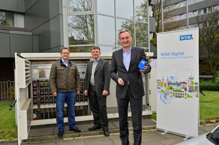 Für die Stromnetzüberwachung nutzen die WSW das LoRaWAN-Funknetz. Auch Daten aus dem Wasser- und dem Wärmenetz werden über die digitale Infrastruktur übertragen. Von links: Matthias Kirchner (Manager Netzwirtschaft WSW Netz GmbH), Sören Högel (Leiter Digitale Lösungen WSW), Markus Hilkenbach (WSW-Vorstandsvorsitzender). Foto: Stefan Tesche-Hasenbach