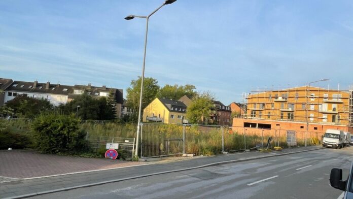 Unter dieser Brachfläche soll die künftige Tiefgarage entlang der Wallstraße entstehen. Foto: CDU-Fraktion Ratingen