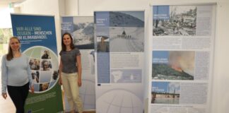 Klimaschutzmanagerin Lilia Martens (links) und Praktikantin Mara Steinberg freuen sich über die Ausstellung, welche vom Klima-Bündnis kostenfrei zur Verfügung gestellt wird. Foto: Stadt Ratingen